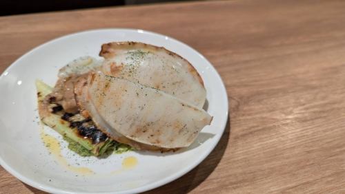 真イカと葱のグリル　ルッコラと西洋わさびのソース