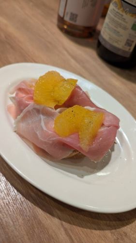 生ハム、旬のフルーツ、クリームチーズのブルスケッタ