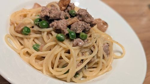 サルシッチャ、ポルチーニ、グリーンピースのスパゲッティ