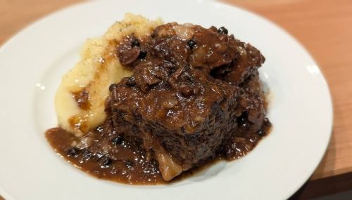 和牛の赤ワイン煮込み