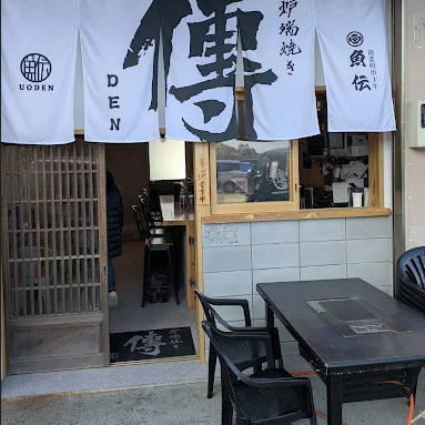 焼き鳥が炭火でじっくり焼かれ、香ばしい香りが漂う店内。焼きたての温かみが感じられ、食欲をそそります。シンプルな内装が、料理の美味しさを引き立てます。