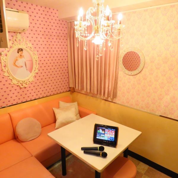  It is 1 minute walk from Soka station ♪ It is open until morning with excellent access from the station. We prepare a completely non-smoking room recommended for women's guests ♪ Taste the woman's heart with a soft sofa to the chandelier, a room where you can taste the lady's feelings based on pink! Popular with girls' associations and children ♪ 