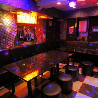 One of our specialty rooms with ABBA design ♪ It can be used for up to 15 people, so it is perfect for a company drinking party ♪ There is also a stage so there is no doubt that it will be exciting!