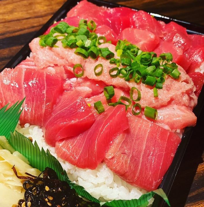 ミニ海鮮丼＆ネギトロ太巻きがおすすめ！