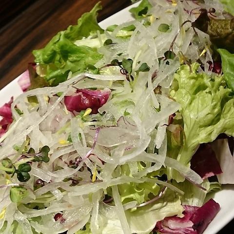 ニンニクと玉ねぎの自家製ドレッシングの野菜サラダ