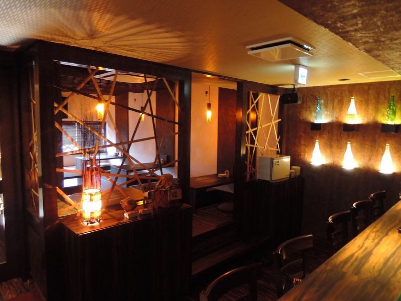 モダンでおしゃれな店内。ゆったりとした時間を過ごせるお座敷あります。幹事様に確認事項がありますので必ず電話予約をお願いいたします。