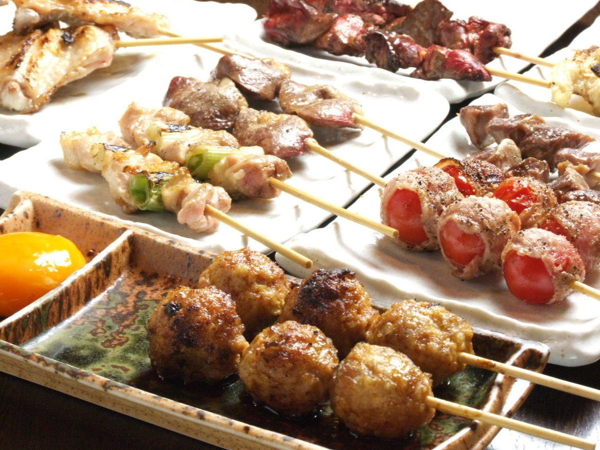 こだわりの地鶏を備長炭で焼きあげた焼き鳥の数々を堪能ください