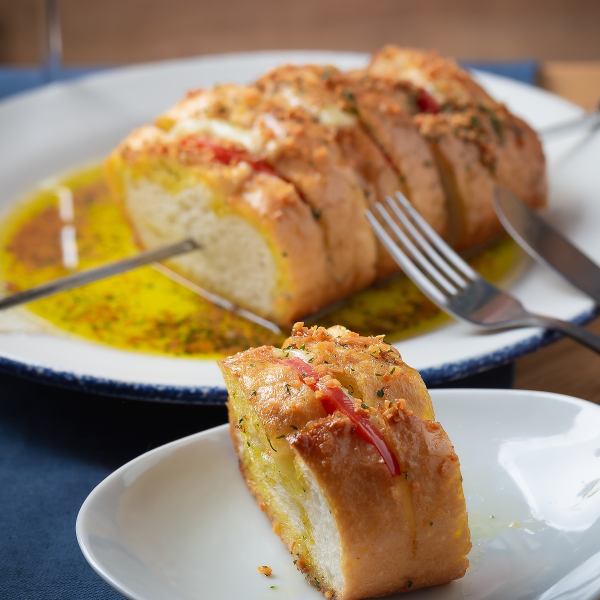 モッツァレラチーズとトマトの串焼きガーリックトースト