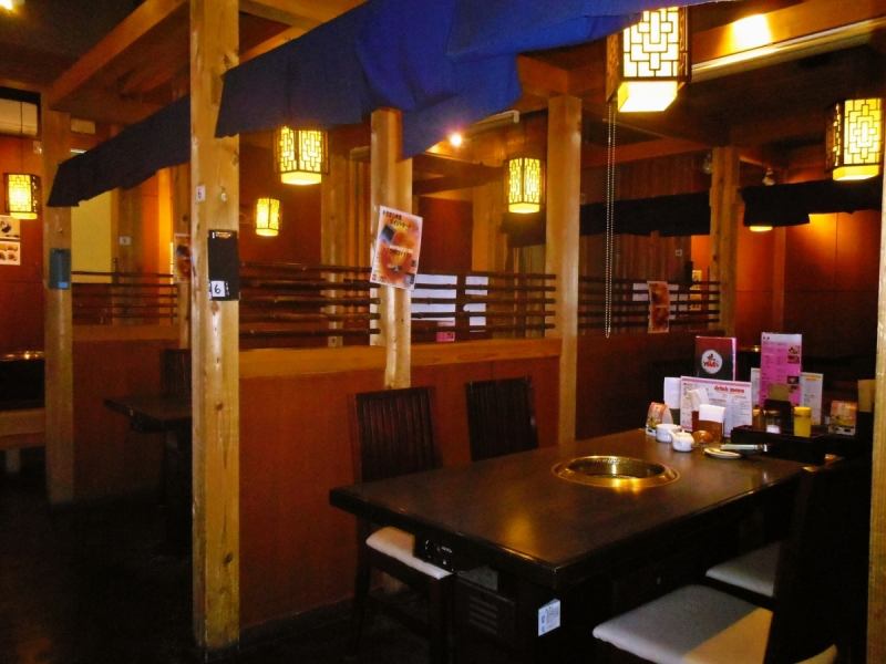 柔らかな光に包まれた落ち着いた雰囲気の店内。掘りごたつの席や個室もあるから、シーンに合わせて色々使える。