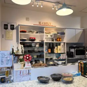 貸切対応可能な店内は、10名以上で使える広々空間。大型テレビ完備でスポーツ観戦を楽しみながら宴会を満喫できます。仲間とワイワイ盛り上がる賑やかな雰囲気が魅力で、お祝いやサプライズにも対応可能。特別な時間を演出します。グループ利用にぴったりです。快適に過ごせます。