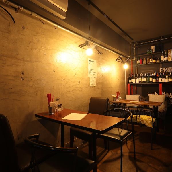 ◇◆~隠れ家のような、自慢したくなる空間~◇◆ビルの左横にある階段を下り、扉を開けるとそこには打ちっぱなしのコンクリートと黒色の壁をベースとしたシックな空間が広がります。店内にはカウンター席とテーブル席をご用意しました。遅めのランチで来るのも良し、昼飲みも良し、もちろんおひとり様でのご利用も◎