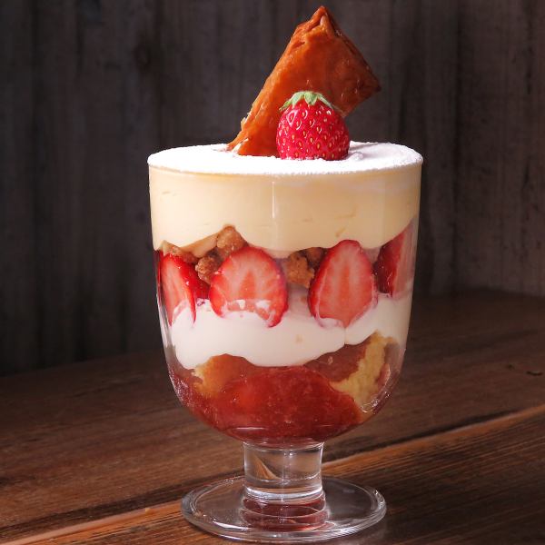 ～草莓冻糕～ 餐后，请享用我们的特色甜点。我们精心制作每件商品。