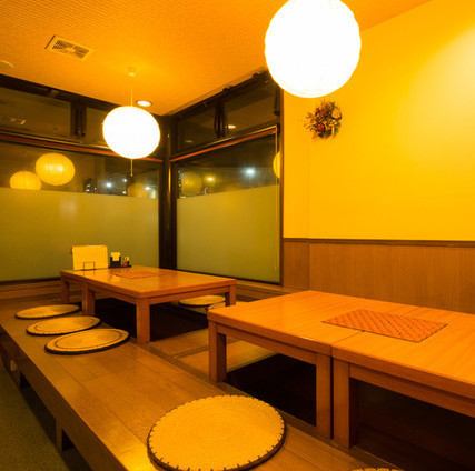 《ご宴会・飲み会に◎ゆったり掘りごたつ席》皆様で楽しいひと時をお過ごし頂くなら、笑店！！掘りごたつ仕様のお席は、最大12名様までご利用頂けますので、飲み会や各種宴会にもおすすめです♪2時間飲み放題付きコースは、3850円～承っておりますので、合わせてのご利用も大歓迎です◎