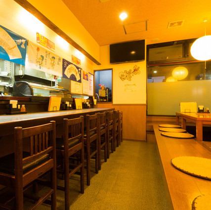 《おひとり様やデートにも♪カウンター席》明るく、落ち着いた店内は、おひとり様での晩酌やデートでのご利用もおすすめです！目の前がオープンキッチンになっておりますカウンター席でゆったりとしたお時間をお過ごし頂けます◎油山バス停から徒歩1分と駅近な立地で立ち寄りやすさも魅力です♪