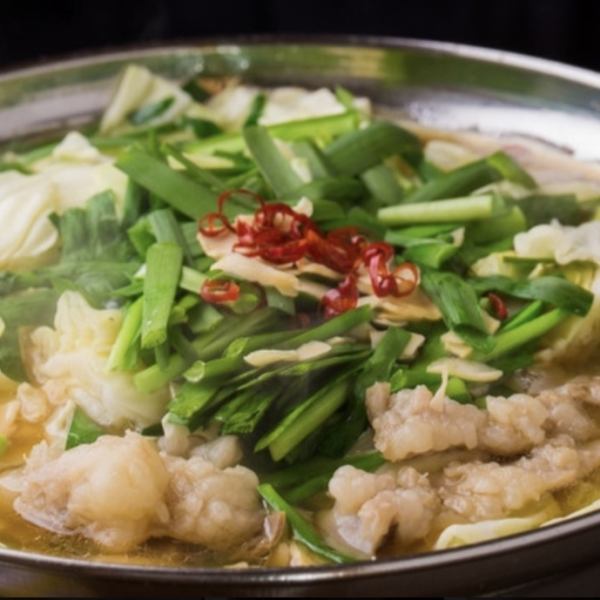 あご出汁の旨味が溢れる！『もつ鍋』