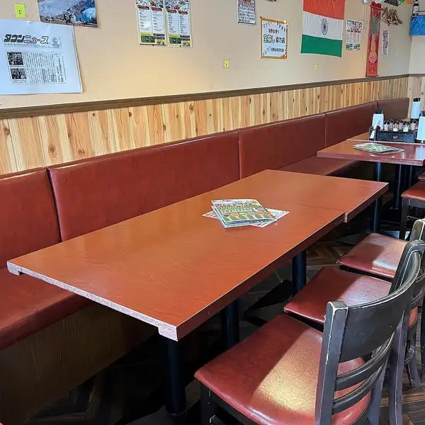 明るく清潔感のある店内には、ゆったりと腰を下ろせるソファー席を完備しております。広々としたテーブル配置となっており、隣の席を気にせずにお食事を楽しめるのが魅力です◎オシャレで落ち着いた空間は、日常の喧騒を忘れてリラックスしたい時にも最適。スポーツ観戦も可能な設備を整えてお待ちしております。