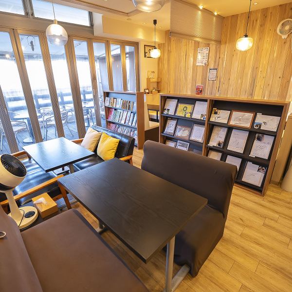 【ソファー席4名掛け×2卓】広々とした空間に配置された4名掛けソファー席は、柔らかな照明と木目調の内装で落ち着いた雰囲気。少人数での食事や女子会、ゆったり過ごしたい方にぴったり。クッション付きで長時間の滞在も快適です◎