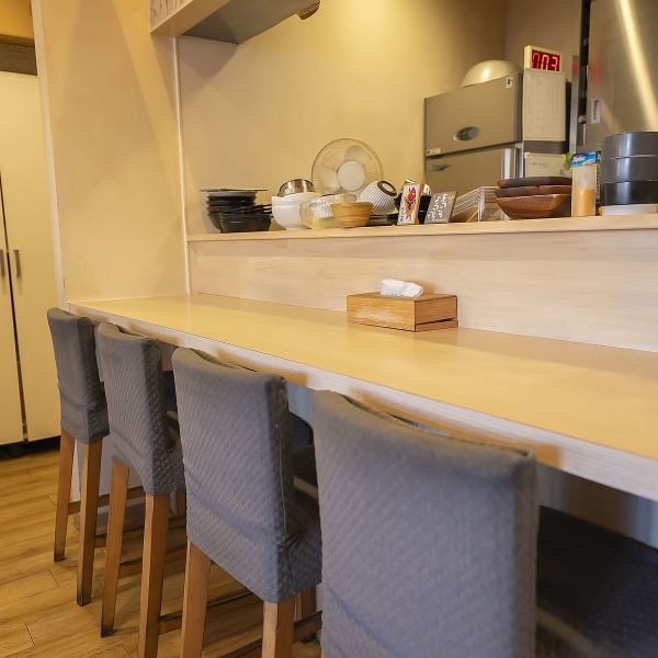 【カウンター1名掛け×4卓】お一人様でも気軽に立ち寄れるカウンター席は、ゆったり座れる高めのチェアで居心地抜群。目の前でスタッフの動きが見えるライブ感も魅力。仕事帰りの一杯や、ちょっとした食事にもぴったりの空間です♪