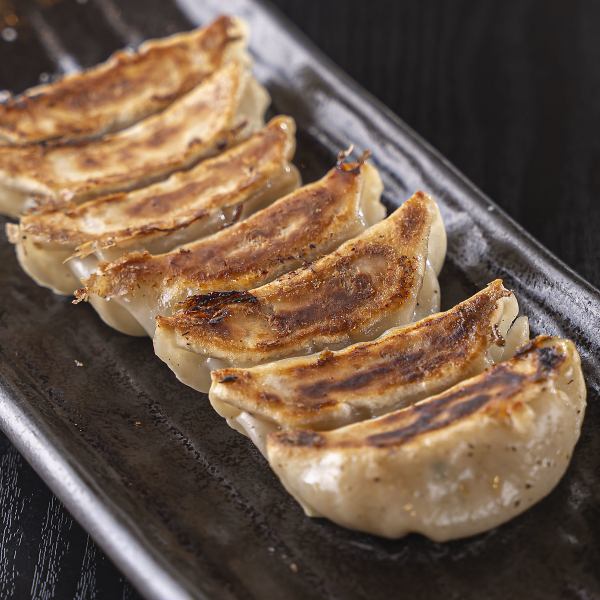 【小ぶりで食べやすい！国産にんにく香る定番スタンダード餃子】TON TON餃子　400円(税込)