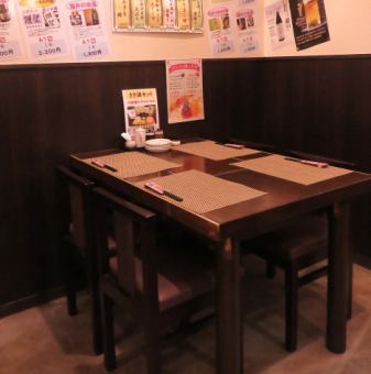 【4名様席】パーテーションをおろした半個室のテーブル席。