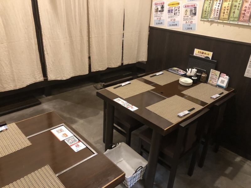【テーブル席】6名様までOK！カジュアルに食事を楽しめるテーブル席もございます。仕切りを下ろすと4名席/2名席の半個室風にもなり、プライベート感のある空間に。