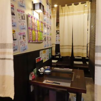 【2名様席】デートにおすすめの2名様テーブル席。パーテーションをおろせば2人だけの空間に…
