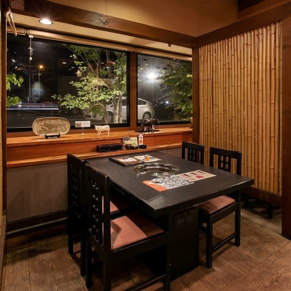気軽にご利用しやすいテーブル席をご用意。お肉に合うお酒や希少部位なども多数取り揃えていますが、お得なお料理のコースや飲み放題もご用意していますので、同僚との仕事帰りの一杯や焼肉女子会などはもろちん、お食事利用など、シーンやご予算に合わせてぜひお気軽にご利用ください♪