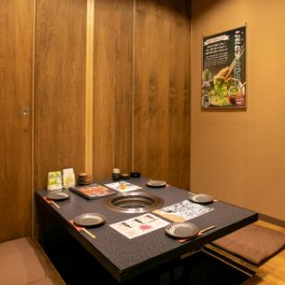 4名様でお座りいただける、落ち着いた雰囲気の掘りごたつ席をご用意しています。広い駐車場も完備していますので、お買い物の帰りやご家族での夕飯など、お気軽にご利用いただけます。コース料理もご用意していますので、宴会のご予約もお待ちしています。落ち着いた雰囲気の店内で、店主厳選のお肉をぜひご堪能ください！