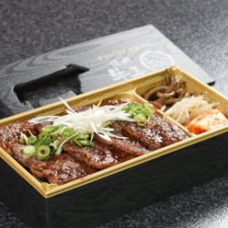 「花乃牛」和牛三角バラ弁当