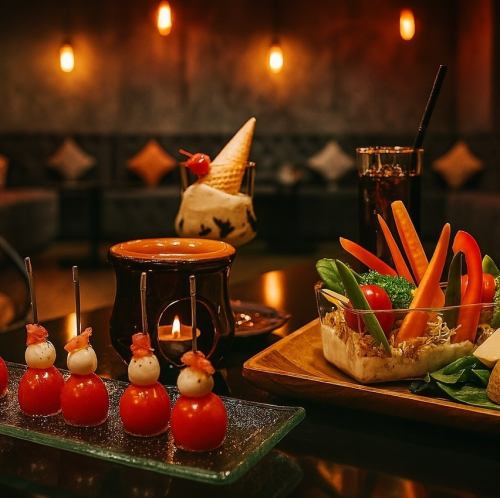 夜カフェに映えるお料理の数々