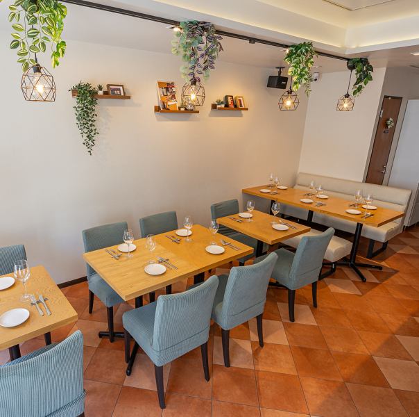 Our restaurant offers spacious table seating.There are also sofa seats, and you can freely change the table layout to suit the number of customers.The spacious and relaxing space can be rented out exclusively, making it ideal for important events and parties.Please enjoy delicious food and drinks and have a wonderful time.