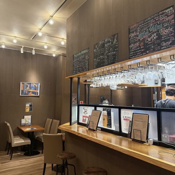 【カウンター6席完備！】木の温もりとシンプルなデザインが心地よく、料理人の手際を間近で楽しむことができます。ゆったりとした空間で、一人でのリラックスタイムや友人との会話を楽しむのに最適です。落ち着いた大人の隠れ家のような雰囲気。