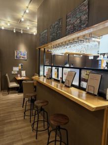 设有吧台座位，方便单人用餐。您可以在轻松的氛围中享用美食和饮品。