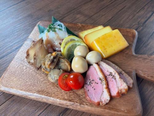 🍷燻製3種盛り🍴
その日おすすめの燻製を3種類、少しずつ楽しめるプレート✨
チーズや合鴨、タコやうずらなど、日によって内容が変わります。

📸写真は全種類を盛り付けた参考画像です。
実際の提供は3種盛りとなりますのでご了承ください。

ご注文はスタッフまでお気軽にどうぞ😊

＼ カフェバルKeiは昼飲み大歓迎✨ ／
ランチタイムからお酒も楽しめます！
女子会やママ会、昼デートにもぴったりです☺️
もちろん、カフェやランチとしてのご利用も可能です🙆‍♀️

────────────
📍早稲田のカフェ&バル
🚶‍♀️東西線早稲田駅から徒歩1分
📞ご予約はお電話でも承ります → 03-4400-8663
⏰【営業時間】
〈平日〉ランチ 11:30–16:00 ／ バル 18:00–22:00
〈土日祝〉ランチ 11:00–16:00 ／ バル 17:00–22:00
【定休日】月曜・祝後日
🪑インスタプロフィールのリンクからもご予約可能！

#カフェバルKei #早稲田バル #女子会ランチ #昼飲みできる店 #昼飲み女子会 #早稲田グルメ #早稲田ランチ #昼から飲める店 
 #早稲田カフェ  #新店オープン  #早稲田ディナー  #ワセメシ  #女子会ディナー  #高田馬場バル  #高田馬場ディナー  #神楽坂ディナー