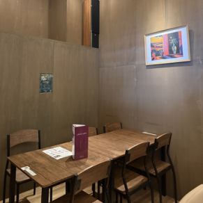 団体様のご利用も歓迎！最大22名まで対応可能なテーブル席をご用意し、みんなで楽しい時間を過ごせる空間を提供いたします。