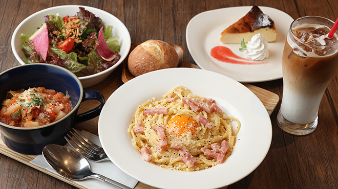 This popular select lunch allows you to choose your favorite combination from 8 main dishes and 6 soups.Furthermore, you can choose your drinks and desserts, allowing you to enjoy a personalized lunch tailored to your mood that day.