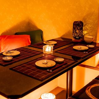 浜松町でのデートや記念日におすすめのカップルシートをご用意しております！落ち着きある空間が雰囲気を演出してくれ個室空間です！お仕事帰りのちょい飲みにも気軽にご利用ください！