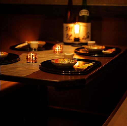 <p>大人な雰囲気！少人数のグループにも最適なゆったりとくつろげる個室席へご案内させていただきます！会社の同僚との飲み会や、接待、会食、女子会にもぜひご利用ください！宴会コースはもちろんですが、お席のみのご予約も承っておりまので、お気軽にお問い合わせくださいませ！浜松町での様々なシーンにおすすめです！</p>