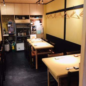 There are 4 and 6 person tables x 2 tables.It is perfect for use from everyday use to small banquets as it is within a 10-minute walk from Nagahoribashi Station, Shinsaibashi Station, Sakaisuji Honmachi Station, and Honmachi Station.