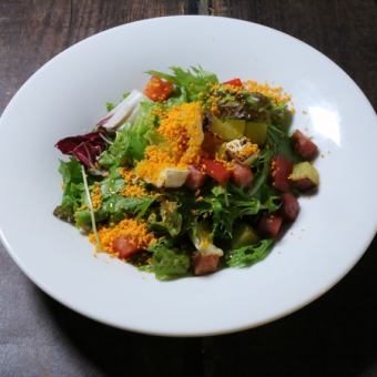 Carbonara salad with bacon and camembert