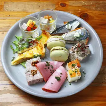 カッシーワの名物!前菜の盛り合わせ(8種)