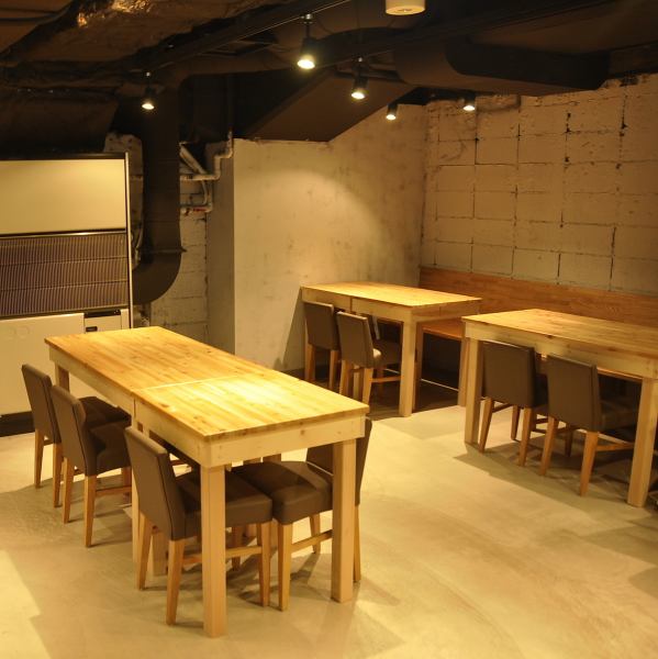 The interior of the restaurant is intentionally simple... just like a bar in a foreign country, it's suitable for various occasions such as dates, girls' night out, after work, and banquets!