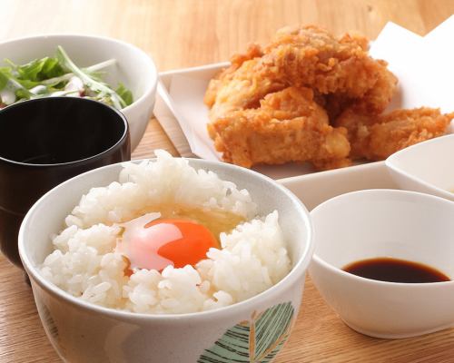The chicken is also very particular about how it's fried! A variety of cassiwa flavored fried chicken set meals \730~