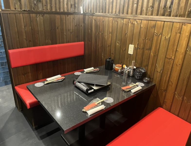 半個室のテーブル席。周りのお客様を気にせず、自慢の九州料理と本格焼酎・日本酒を堪能できます！最大22名様までご利用頂ける寛ぎの空間が広がっています。