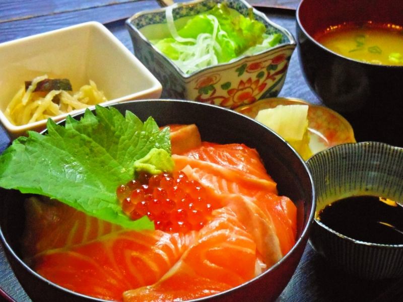 Seafood rice bowl with salmon roe and salmon
