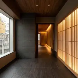 周りを気にせず、ゆっくりとお過ごしいただける個室をご用意しております。接待や会食、記念日、ご家族のお祝いなど、大切な方との特別な時間にもぴったりです。