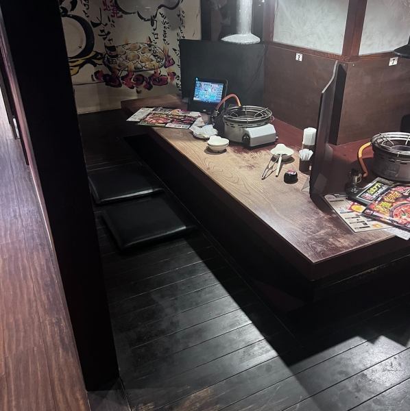 ２名様専用の掘りごたつタイプのカウンター席で二人の時間をゆっくり過ごせます！４名様、６名様ようの掘りごたつ席もございます。