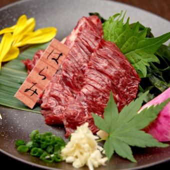 Horse meat sashimi (premium red meat) / Horse meat sashimi (belly meat)