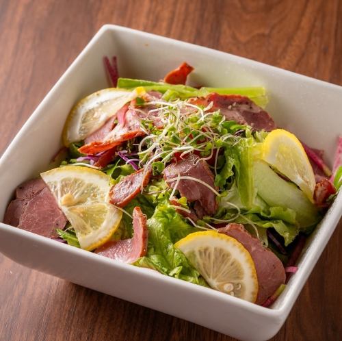 Lemon-flavored smoked beef tongue salad