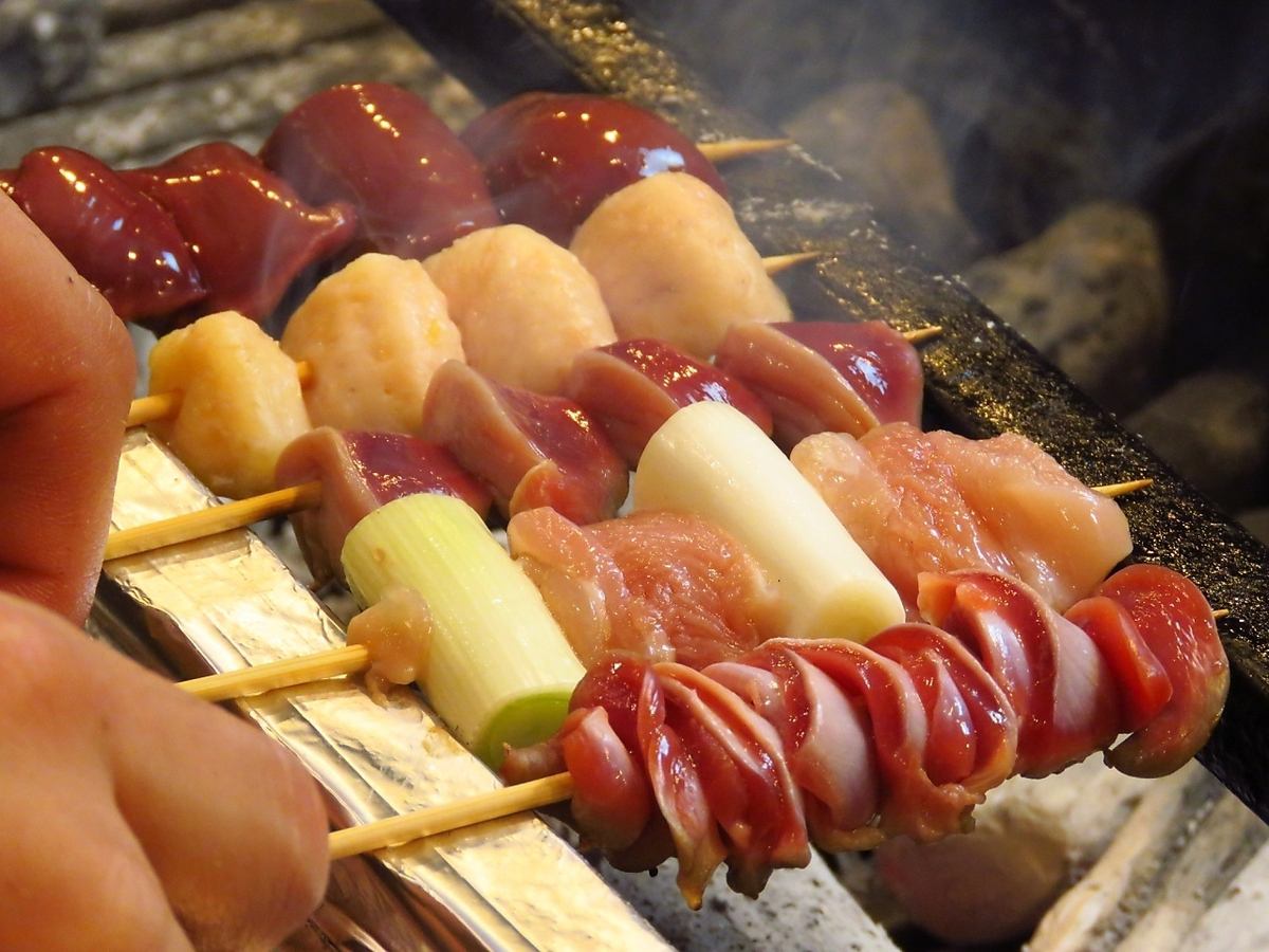 大山鶏の焼鳥と、旨み溢れるやしおポークの豚串を高級備長炭で